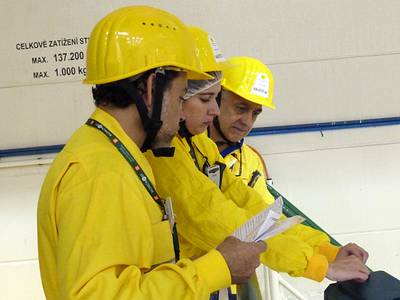 Foto 1: Installation of the IAEA´s containment and surveillance systems