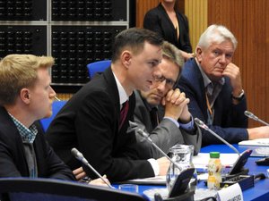 Fotografie: Zástupce vedoucího OKNJZ přednáší svůj příspěvek v panelové diskuzi věnované zkušenostem s posilováním kapacit Státního systému evidence a kontroly jaderných materiálů