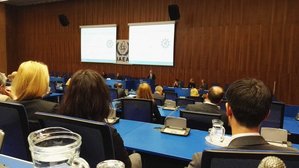 Obr. 3: Během zasedání proběhla i řada doprovodných akcí. Zde brífink MAAE k implementaci záruk.
