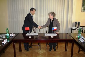 Foto: The chairpersons of Czech and Chinese regulatory bodies signed the Cooperation Programme 2018-2019