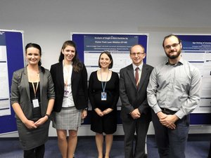 Fotografie: Výzkumní pracovníci Centra výzkumu Řež s.r.o. a MAAE – prezentace posteru k vývoji analytické metody Fission Track